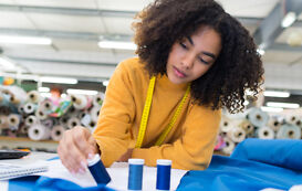Textil- und Modenäherin bei der Arbeit.jpeg Textil- und Modenäherin bei der Arbeit.jpeg