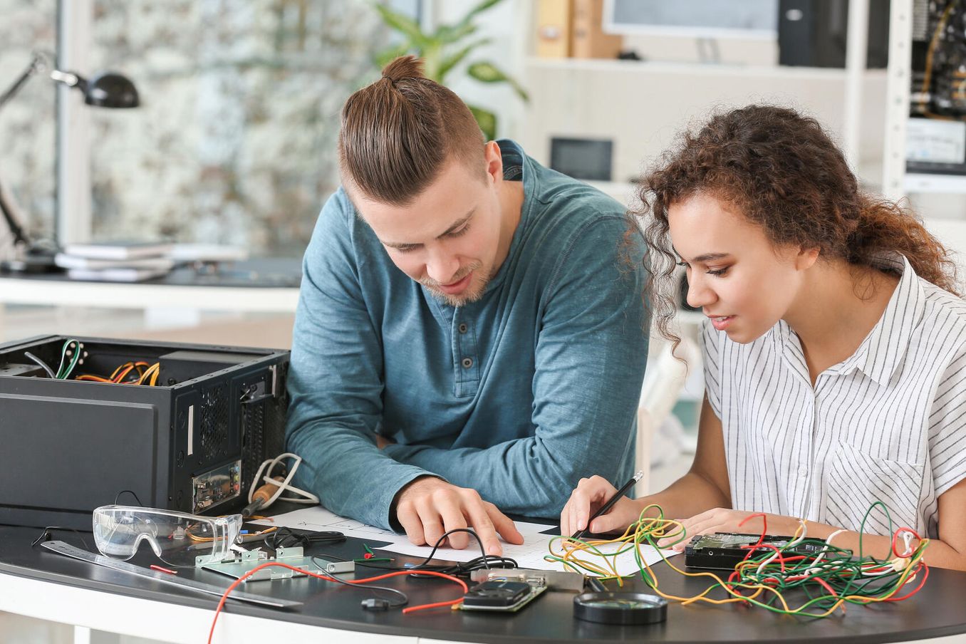 Studenten im Elektrotechnik Studium arbeiten an Projekt