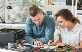 Studenten im Elektrotechnik Studium arbeiten an Projekt Studenten im Elektrotechnik Studium arbeiten an Projekt