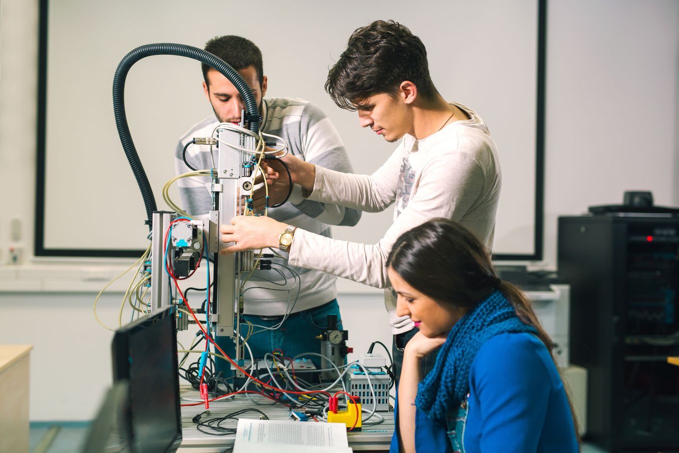 Automatisierungstechnik Studium – Studierende arbeiten an einem Projekt