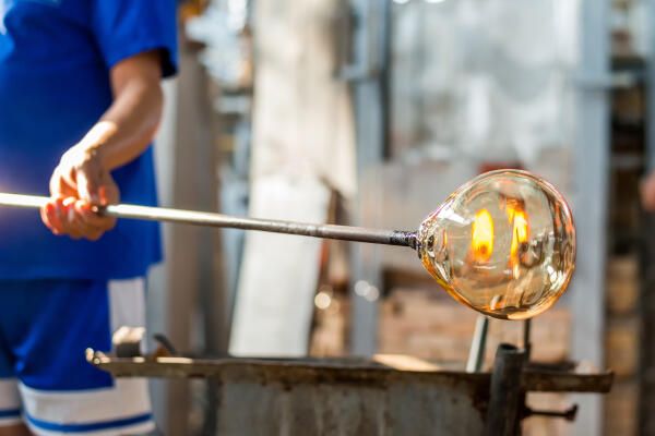 Verfahrensmechaniker Glastechnik formt Glas