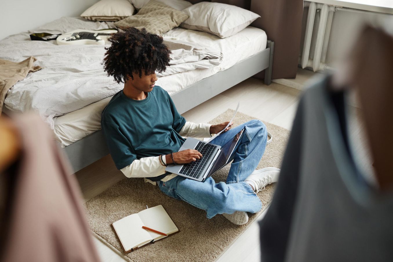 Wohngeld – Student fuellt seinen Antrag am Laptop aus