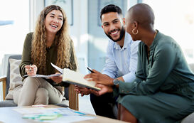 Duales Studium Medienmanagement – 3 Personen unterhalten sich Duales Studium Medienmanagement – 3 Personen unterhalten sich