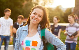 Auslandssemester Krankenversicherung – lächelnde Studentin auf dem Campus Auslandssemester Krankenversicherung – lächelnde Studentin auf dem Campus