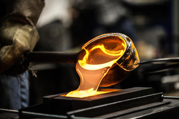 Glasmacher gießen geschmolzenes Glas Glasmacher gießen geschmolzenes Glas