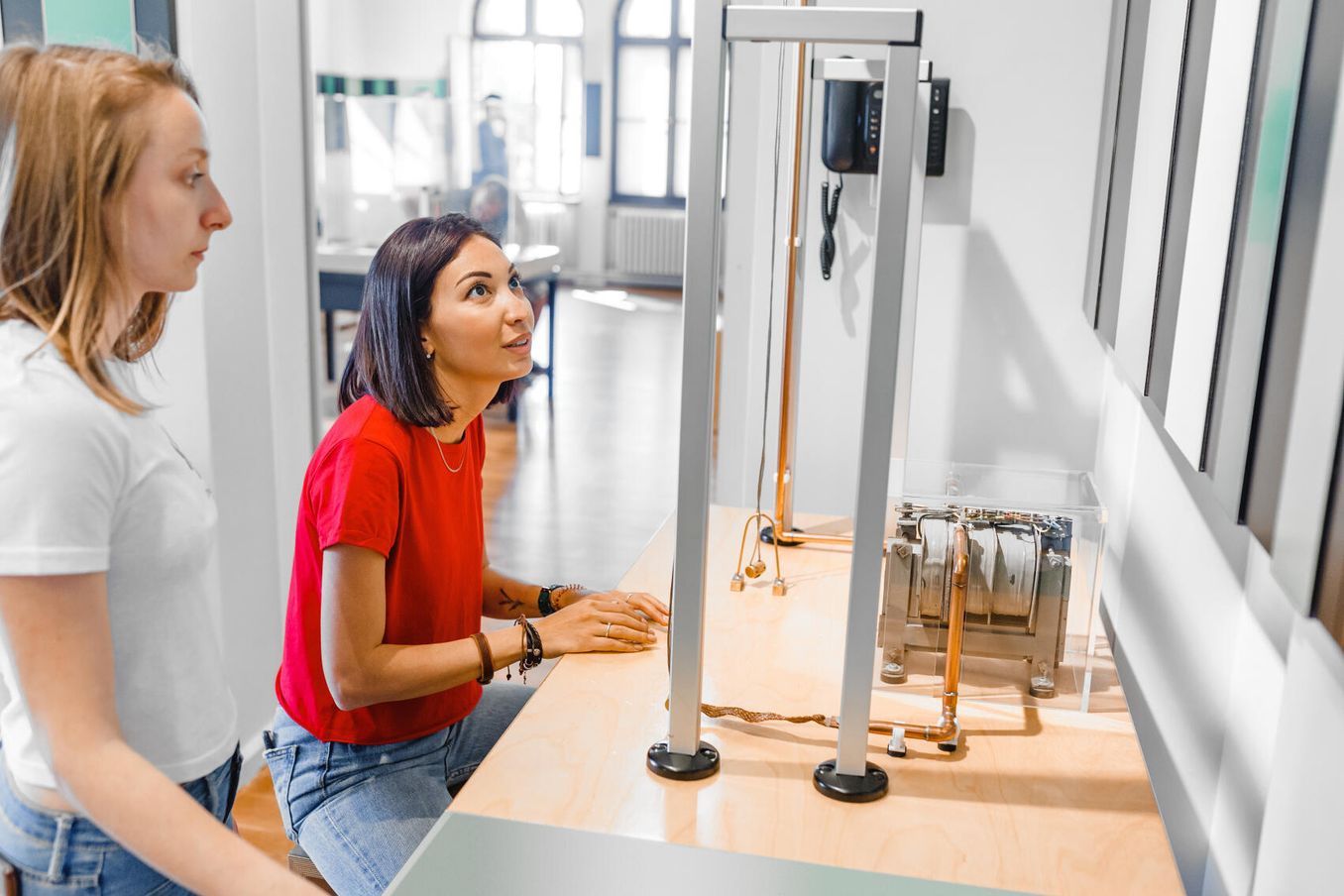 Physik Einstiegsgehalt – Physikerin bei der Arbeit