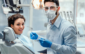 Zahnarzt mit Patientin bei der Arbeit.jpeg Zahnarzt mit Patientin bei der Arbeit.jpeg