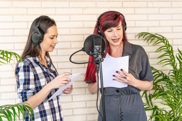 Sprecherinnen am Mikrofon Sprecherinnen am Mikrofon