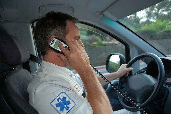 Notfallsanitäter kontaktiert einen Notarzt per Funk