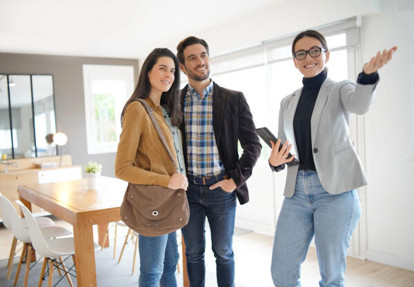 Immobilienassistentin führt Wohnungsbesichtigung durch Immobilienassistentin führt Wohnungsbesichtigung durch