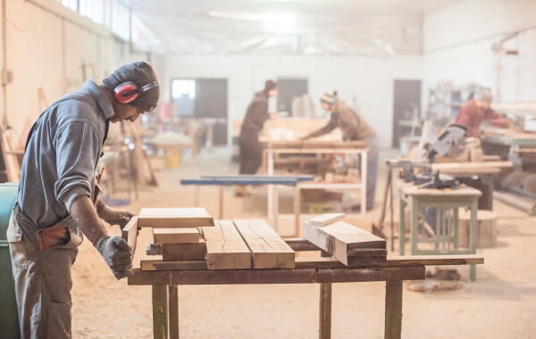 Holzspielzeugmacher sind in Werkstätten tätig
