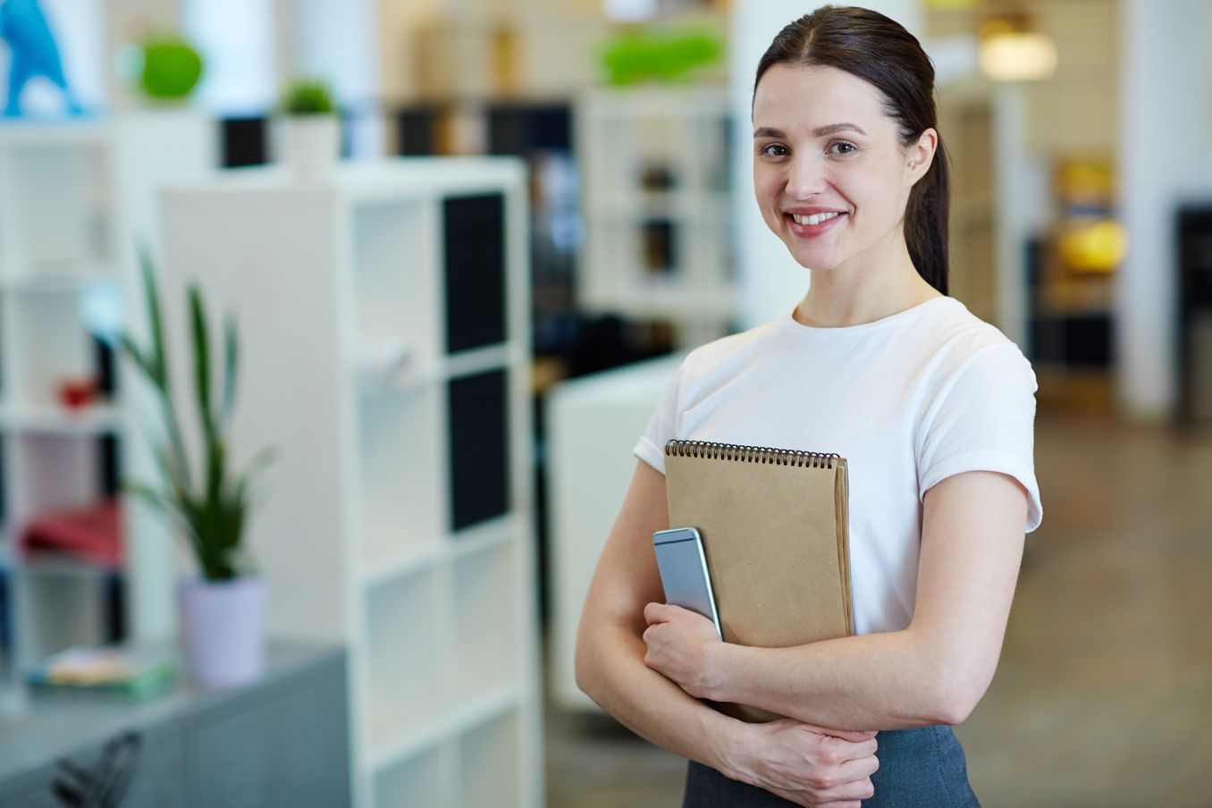 Jobs Studenten – Werkstudentin mit Mappe