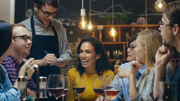 Restaurantfachmann nimmt Bestellung auf Restaurantfachmann nimmt Bestellung auf