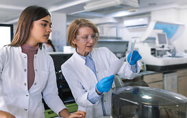 Kausalität – Studentin und Dozentin führen Experiment durch Kausalität – Studentin und Dozentin führen Experiment durch