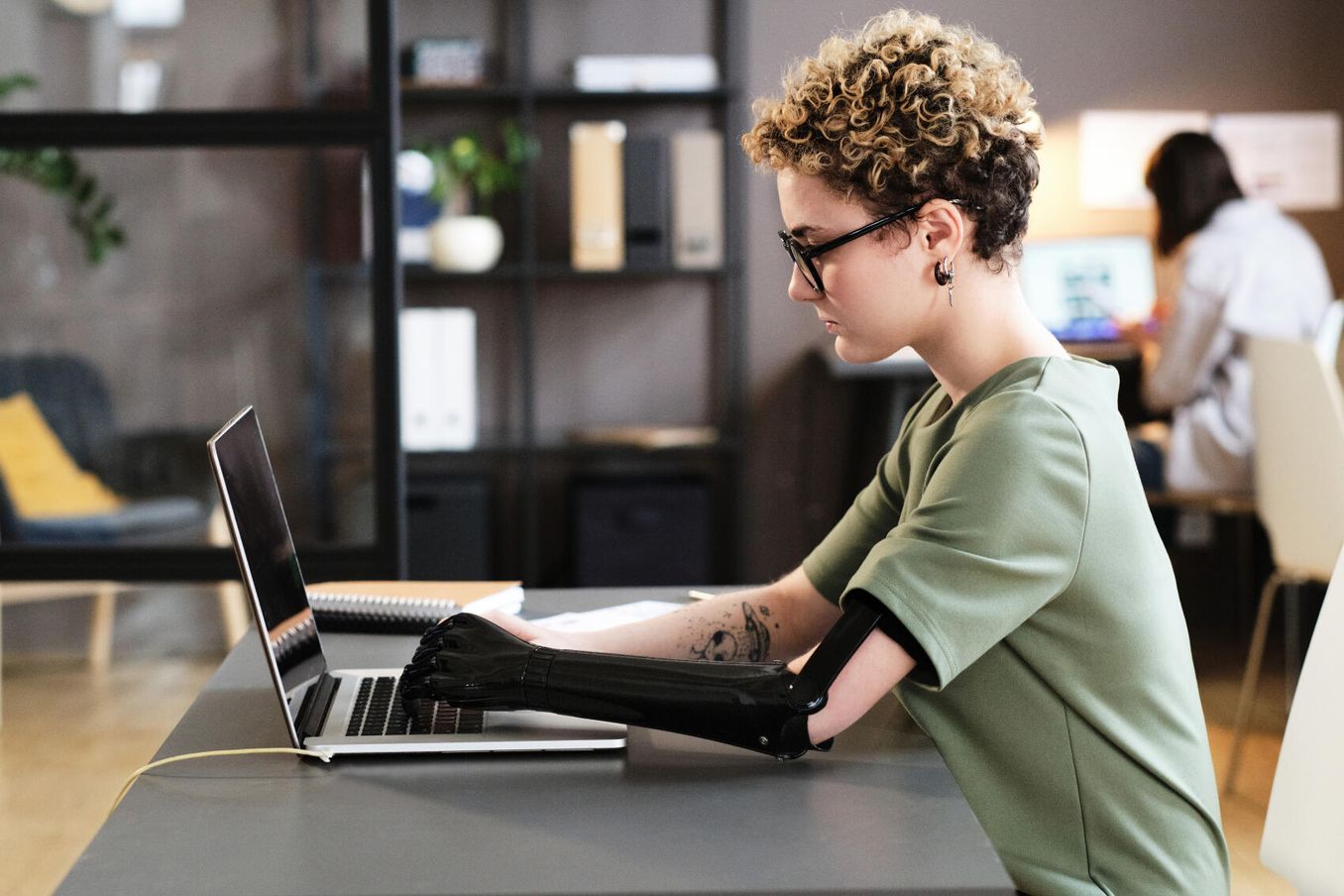 Junge Frau bewirbt sich ueber Dialogorientiertes Serviceverfahren am Laptop