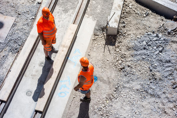 Tiefbaufacharbeiter auf Baustelle