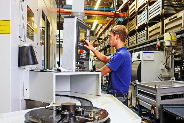 Mikrotechnologe führt elektrische Schichtdickenmessung durch