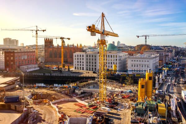 Spezialtiefbauer arbeiten auf Baustellen