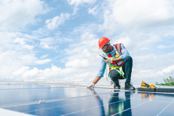 Solarmonteure arbeiten auf Dächern