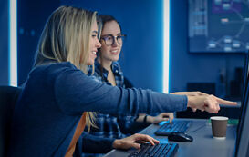 Zwei Studentinnen der Astrophysik Zwei Studentinnen der Astrophysik