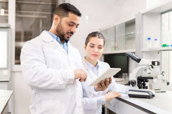 Ergebnisse von Analysen mit Kollegen besprechen Ergebnisse von Analysen mit Kollegen besprechen