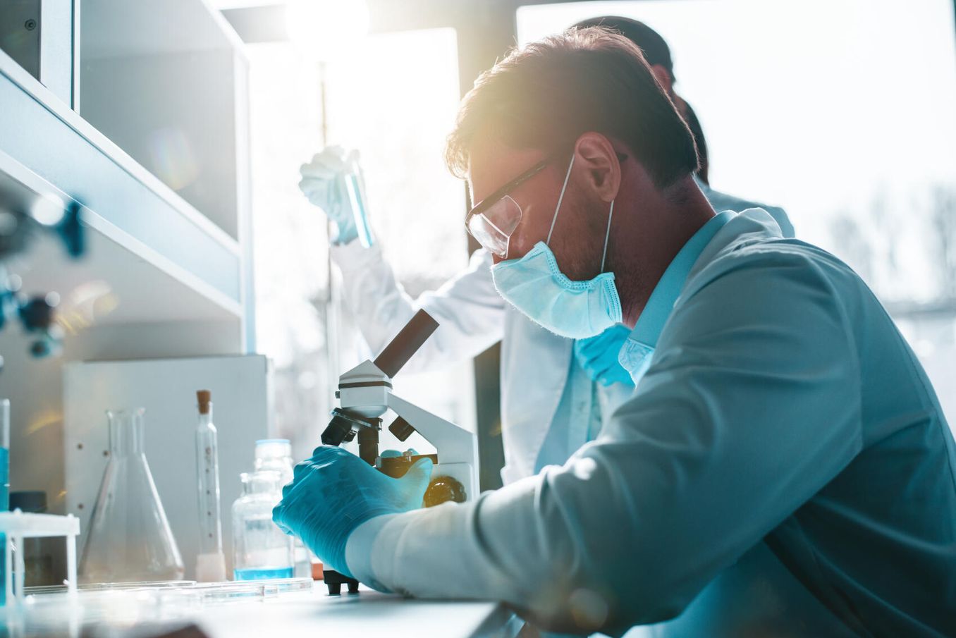 Molekulare Medizin Studium – Student arbeitet im Labor am Mikroskop
