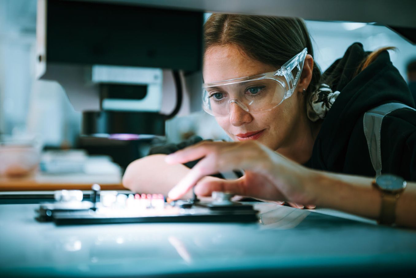 Bionik Studium – Forscherin forscht am Mikroskop