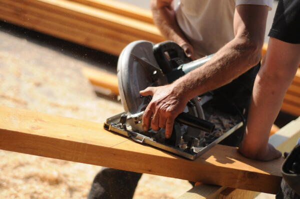 Klempner arbeitet mit einer Kreissäge Klempner arbeitet mit einer Kreissäge