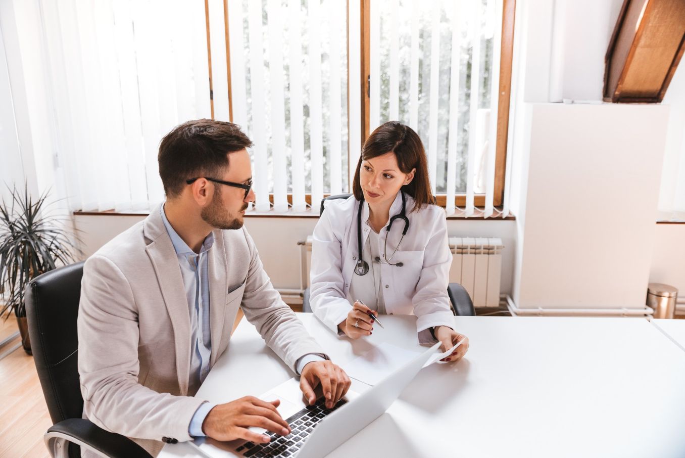 Gesundheitsmanagement Studium – Ärztin spricht mit Gesundheitsmanager