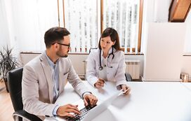 Ärztin bespricht sich mit Gesundheitsmanager Aerztin bespricht sich mit Gesundheitsmanager