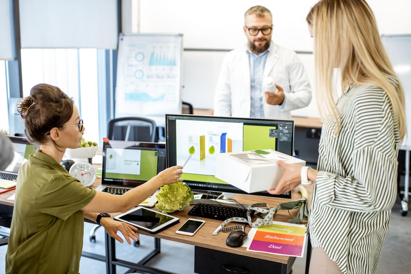 Verpackungstechnik Studium – Gruppe arbeitet an Verpackungsdesign