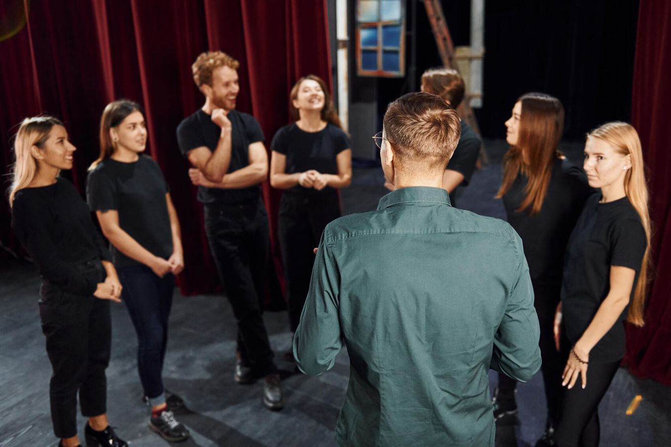 Studierende der Theaterwissenschaften lernen ueber Inszenierungspraktiken