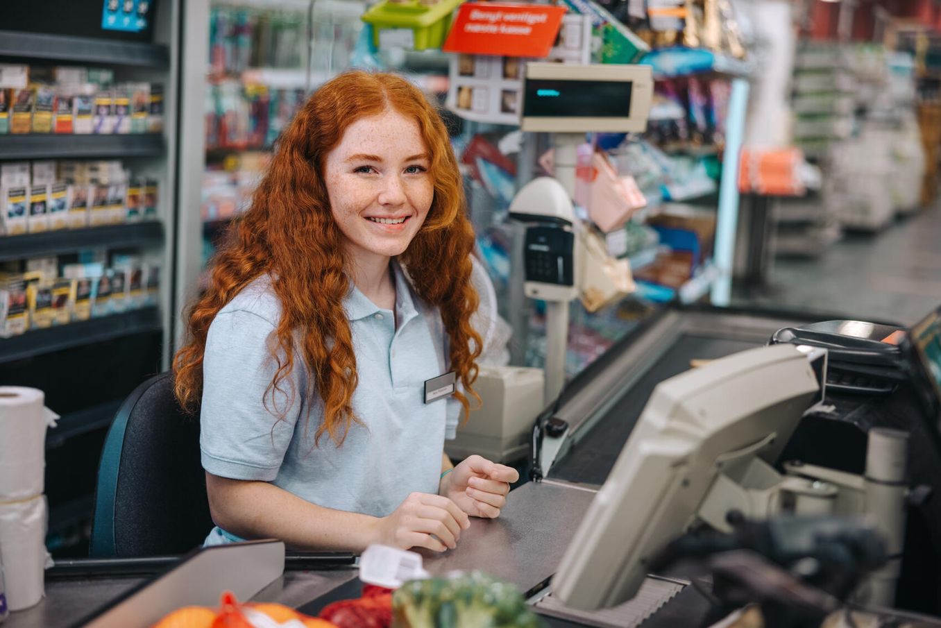 Vorteile Praktikum – Schuelerin sitzt an Supermarktkasse