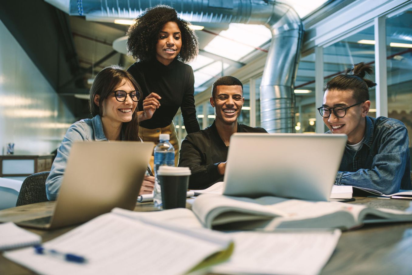 Internationale Studiengänge – Studierende unterhalten sich über Projekt