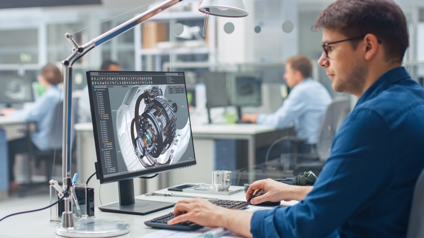 Maschinenbau Studium – Maschinenbauer plant ein Element am Computer
