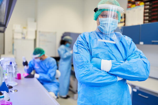 Schutzkleidung und -ausrüstung tragen Schutzkleidung und -ausrüstung tragen