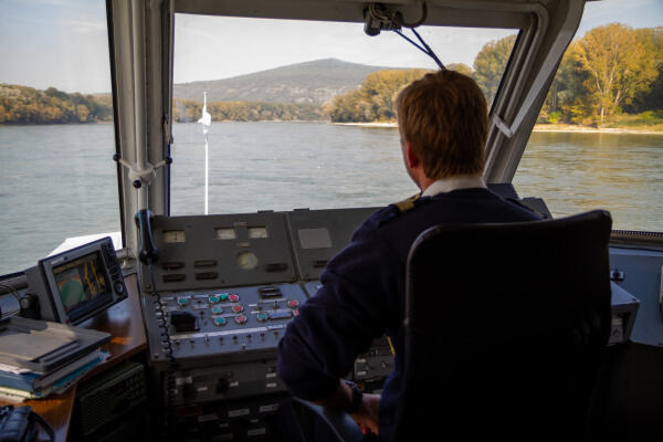 Hafenschiffer steuert Schiff