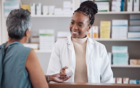 Apothekerin berät Kundin Apothekerin beraet Kundin