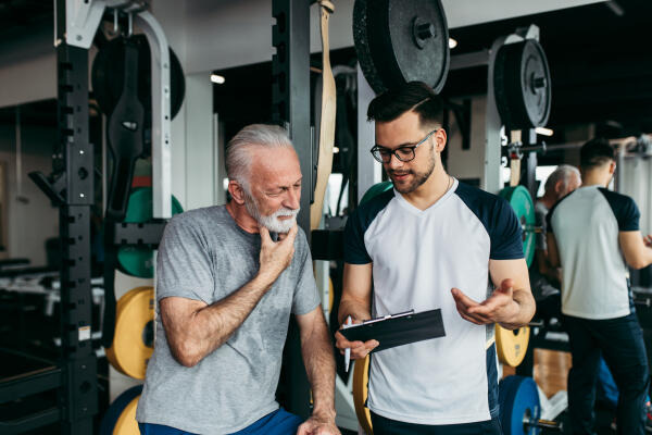 Fitnesstrainer erklärt Trainingsplan