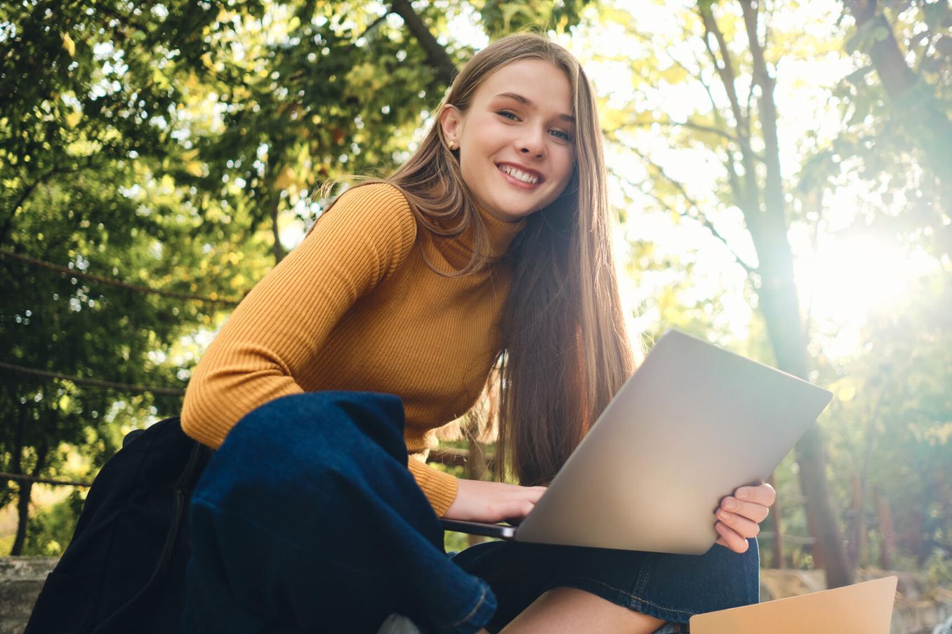 Studentin freut sich über Studienkredite