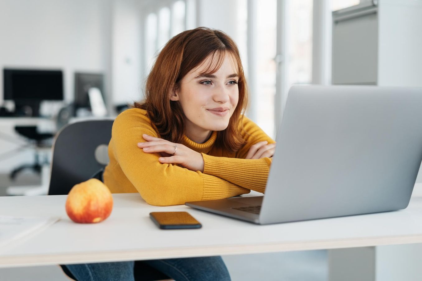 Vorteile fuer Studenten – Studentin informiert sich im Internet