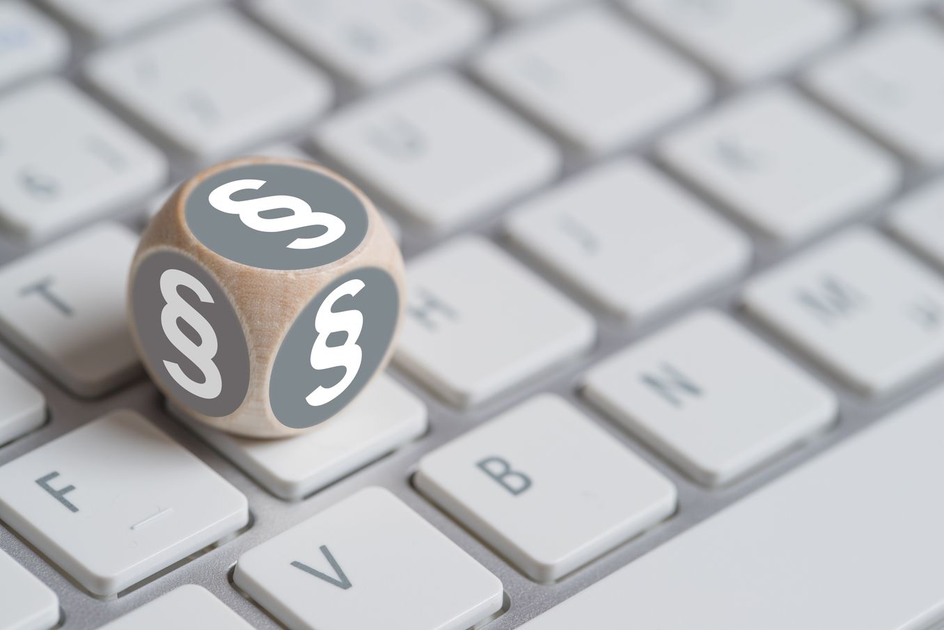 Recht Studium – Würfel mit Paragraphen liegt auf Tastatur