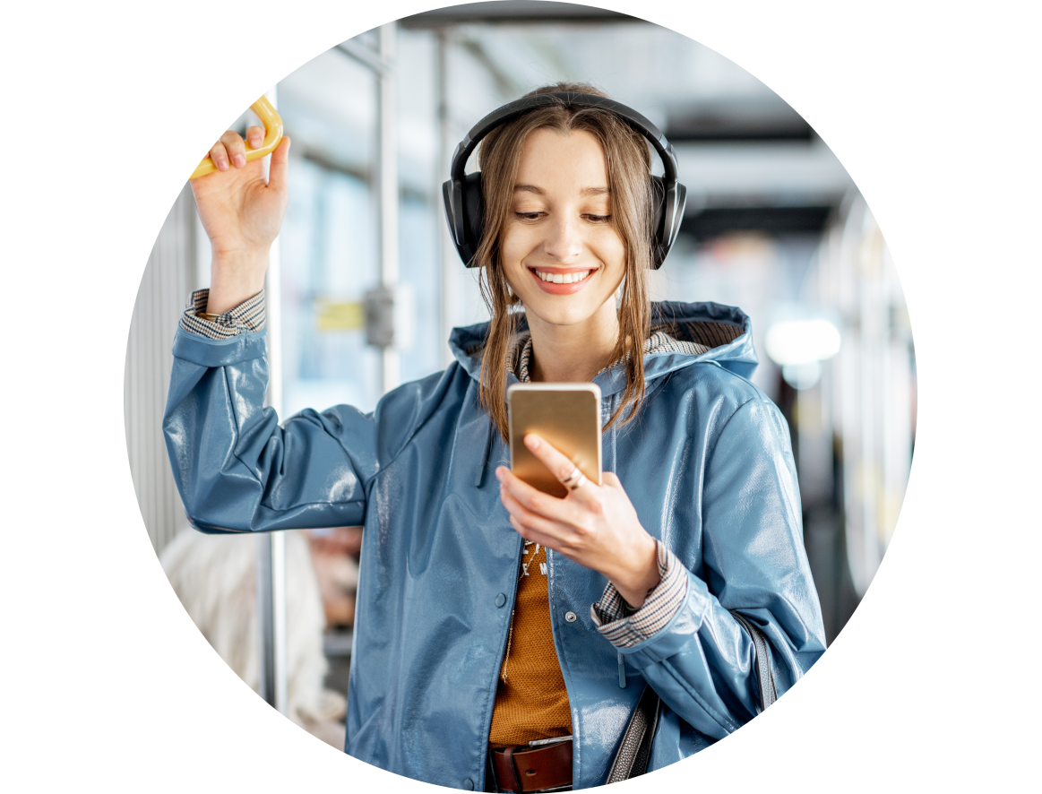 Schu¨lerin mit Smartphone in Bus