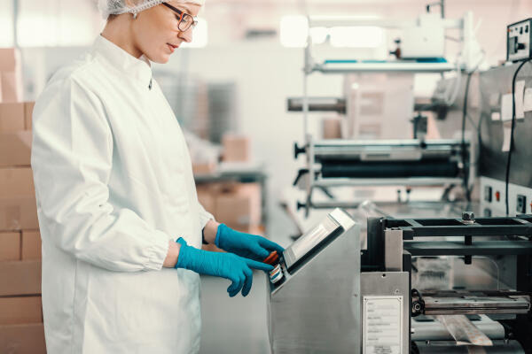 Süßwarentechnologin an Maschine Süßwarentechnologin an Maschine