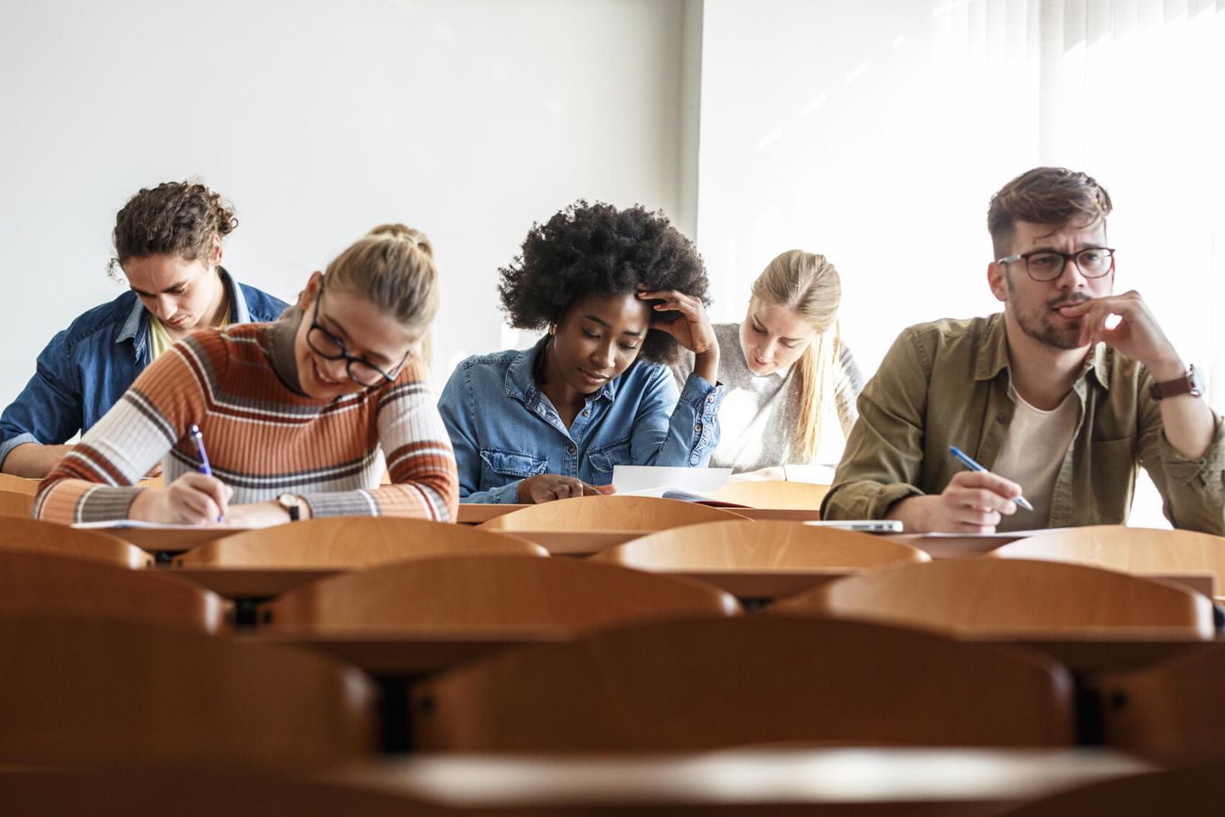 Hochschulstudium – Studierende schreiben eine Prüfung