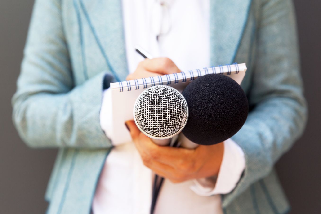 Journalismus Studium – Journalistin bereitet ein Interview vor