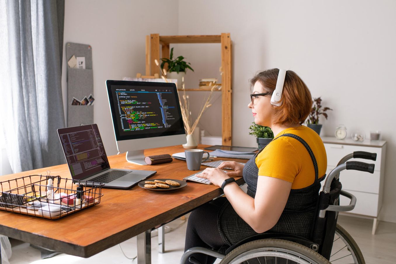 Angewandte Informatik Studium – Studentin im Rollstuhl programmiert“