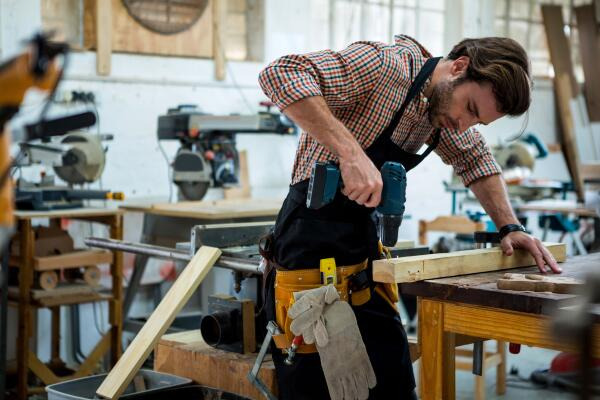 Bogenmacher bearbeitet Holz