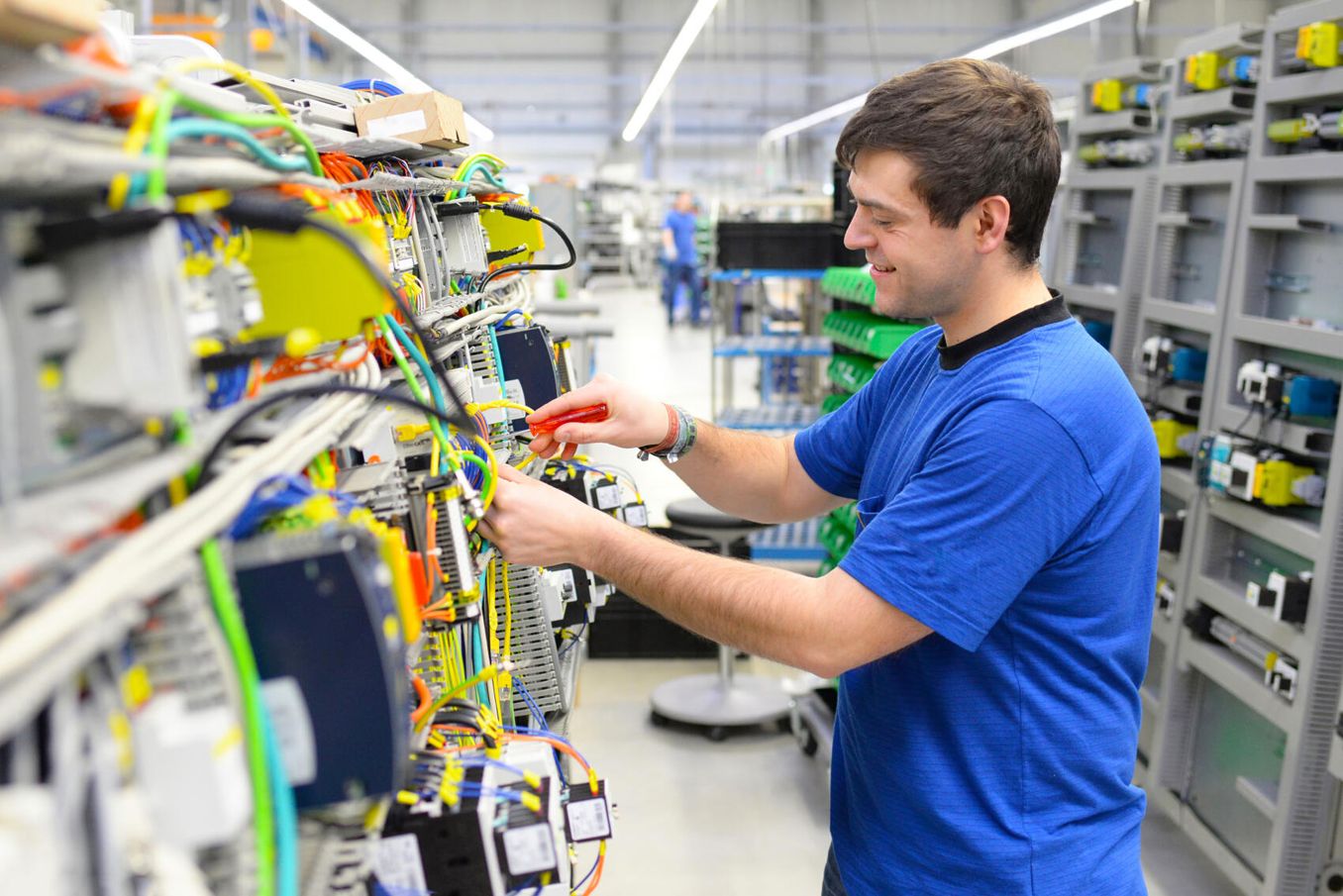 IT-Systemelektroniker repariert Geraet