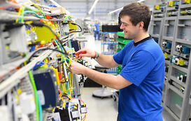 IT-System-Elektroniker repariert Gerät IT-System-Elektroniker repariert Geraet
